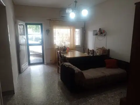 PH AL FRENTE A UNA CUADRA DE LA AV. SARRATEA