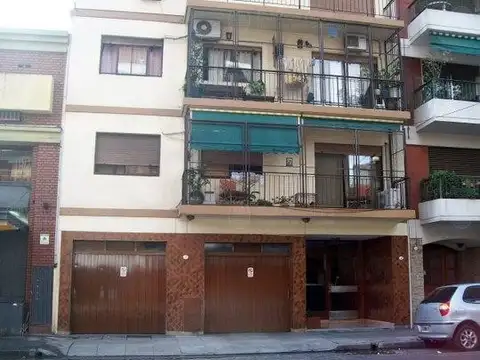 Barracas dos ambientes al frente con balcon. Vivienda/ profesional
