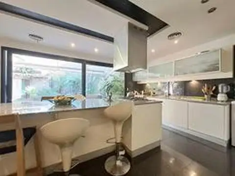 Casa en Venta con 3 cocheras