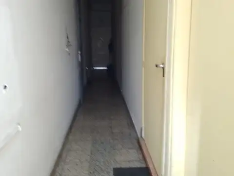 Oportunidad  Propiedad con 2 locales y 2 departamentos con importante espacio verde.