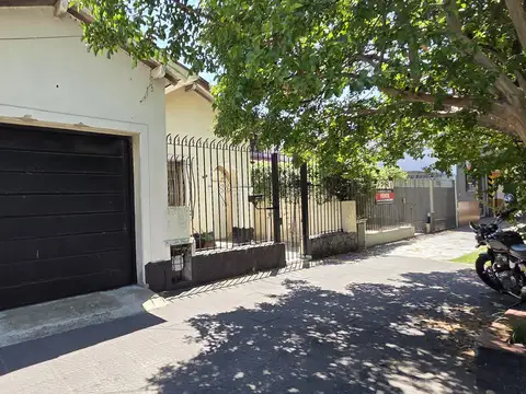 Venta - Casa - 3 Dormitorios - 2 Baños - Parque - Garaje - Excelente Ubicacion  