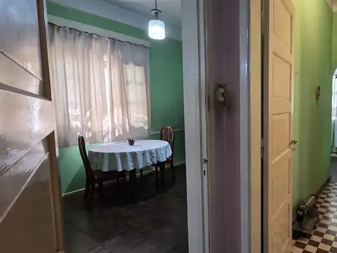 Casa 8 ambientes con 2 baños