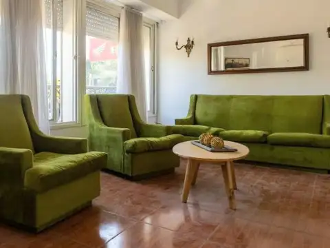 PH EN VENTA DE 3 DORMITORIOS, FRENTE A LA PLAZA PRINCIPAL DE LOBOS