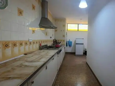 Casa 8 ambientes con 2 baños