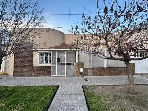 VENTA CASA 3 DORMITORIOS PATIO Y TERRAZA