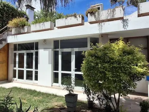 Casa en venta, con jardín y terraza Barrio Norte, 4 habitaciones, 3 baños, garaje para 2 autos