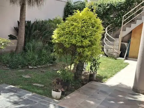 Casa en venta, con jardín y terraza Barrio Norte, 4 habitaciones, 3 baños, garaje para 2 autos