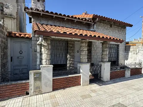 Venta de Casa 5 ambientes con patio y parrilla en Villa Dominico