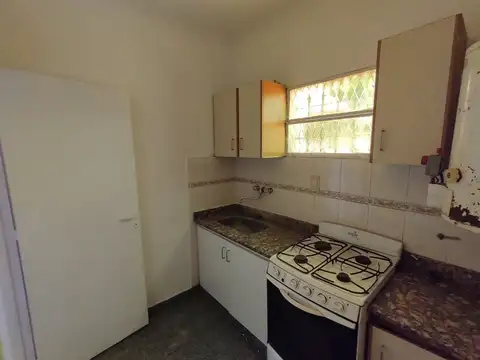 Casa 2 ambientes en venta en Los Hornos con dpto