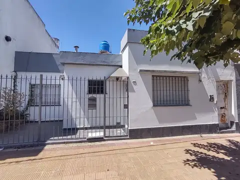 Casa 2 ambientes en venta en Los Hornos con dpto