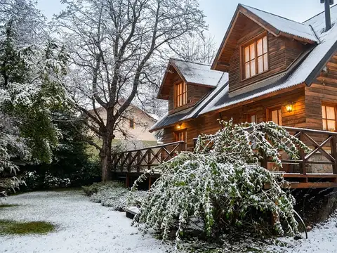 FINA PATAGONIA. Casa en venta c/ cochera en San Martin de los Andes