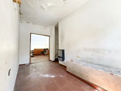 Casa en venta en esquina a refaccionar con garaje - La Perla