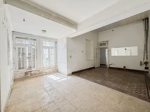Casa en venta en esquina a refaccionar con garaje - La Perla