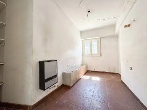 LOTE EN ESQUINA CON CASA A REFACCIONAR CON GARAGE, PATIO Y TERRAZA, LA PERLA