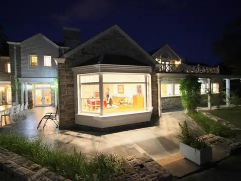 Casa en Alquiler con 2 cocheras