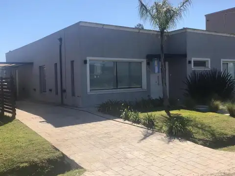 Casa  En Venta Ubicado En La Cañada De Pilar, Pila