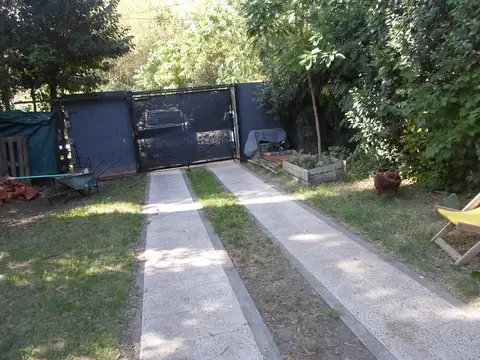 CASA EN 2 PLANTAS CON AMPLIO TERRENO - APTA BANCO -