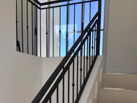 Casa en Alquiler con 2 cocheras