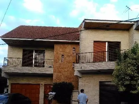 EXCELENTE CASA CINCO AMBIENTES IDEAL DOS FAMILIAS- ACEPTA PERMUTA DTO. 3 AMBIENTES