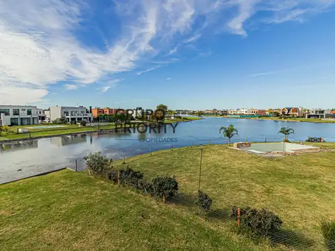 Casa en venta en San Lucas de 4 ambientes con dependencia y salida a la laguna
