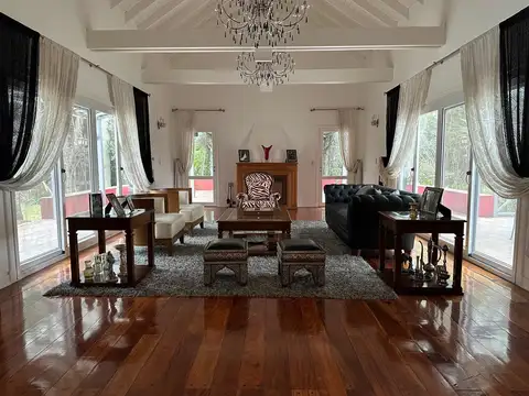 Casa en Venta con 8 cocheras