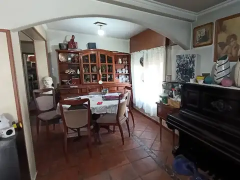 Venta Casa con PH y Deposito comercial