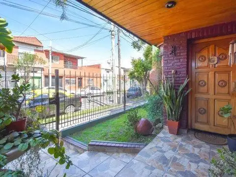 Venta casa multifamiliar 6 ambientes en Moron sur.