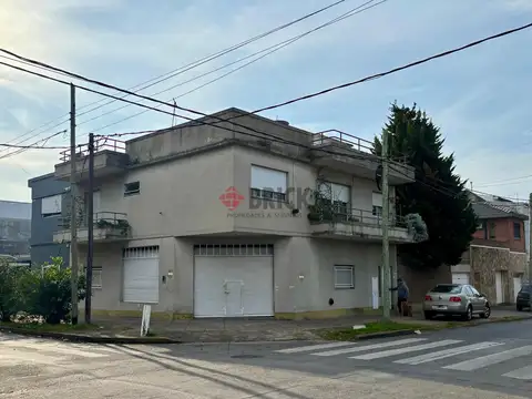 Lomas del Mirador. Casa multifamiliar con local en esquina