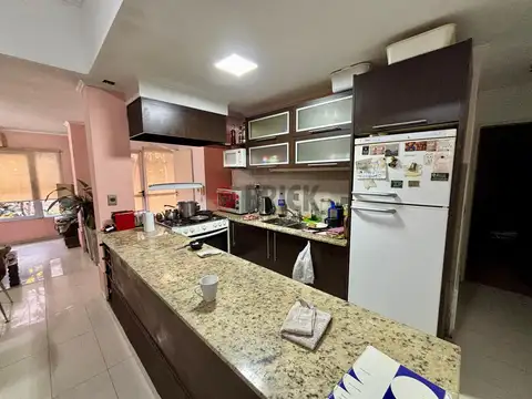 Casa 7 ambientes con 2 baños