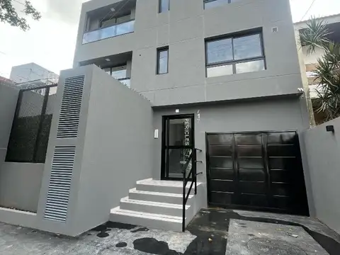 Dpto amb y medio a estremar pb, fondo con patio y cochera. Ubicado en Gorriti 717, Lomas de Zamora