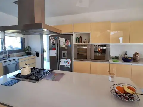 Casa 5 ambientes con 4 baños