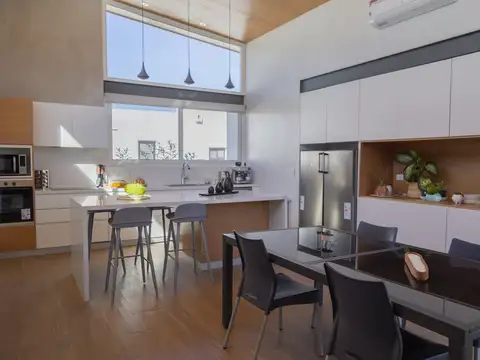 Casa 4 ambientes con 2 baños