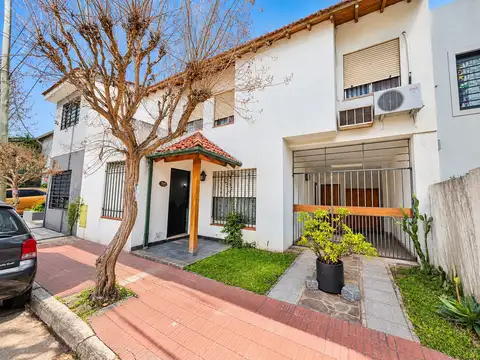 CASA DE 3 DORMITORIOS BIEN UBICADA EN ADROGUÉ