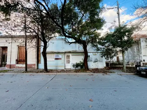 VENTA. Casa a refaccionar con dos dormitorios, garaje y patio en Cañada de Gómez.