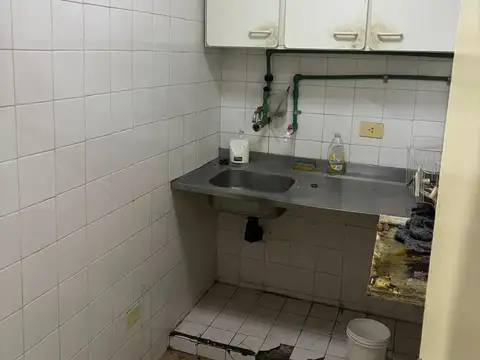 GALPON PLANTA BAJA DE 150 M2 CUB Y CUENTA CON UN SOTANO DEL MISMO METRAJE CON TECHOS BIEN ALTOS IDEAL CONFECCIONISTA 5 CUADRAS COMERCIAL AVELLANEDA