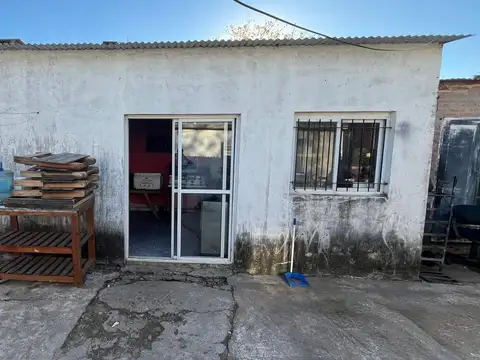REMAX  VENDE CASA 3 DORMITORIOS A 50M DE ALBERDI