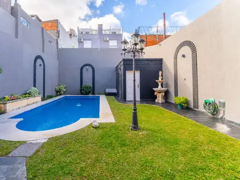 CASA 5 AMBIENTES CON JARDÍN, PILETA Y COCHERA