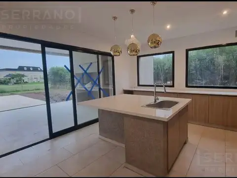 Casa en Alquiler con 5 cocheras
