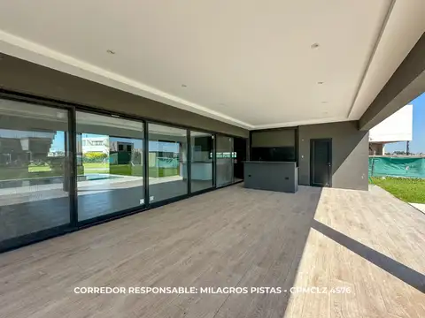 Casa en Alquiler con 2 cocheras