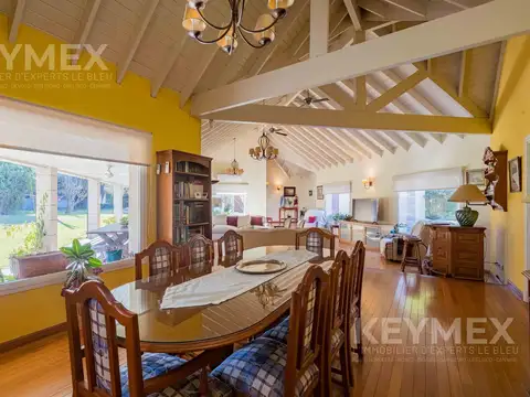 Casa en Venta con 3 cocheras