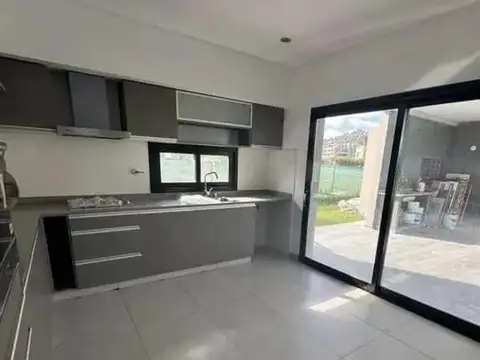 Casa en alquiler - 3 Dormitorios 4 Baños - Ezeiza