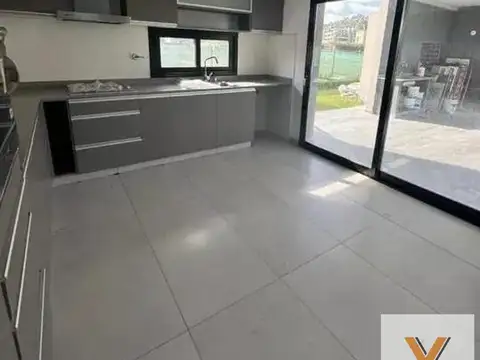 Casa en alquiler - 3 Dormitorios 4 Baños - Ezeiza