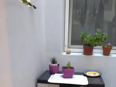 PH 2 ambientes con escritorio y patio, muy buen estado