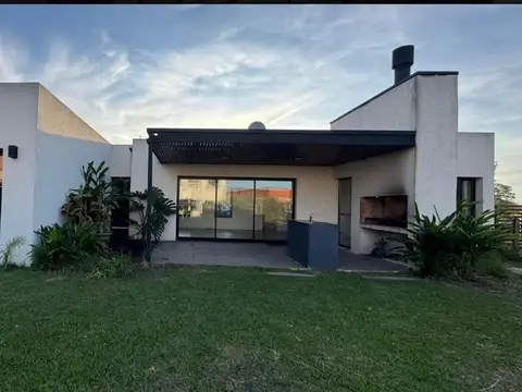 Casa 4 ambientes con 3 baños