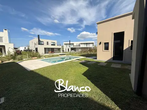 Casa en Alquiler con 1 cochera