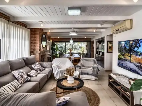 Casa en Venta con 2 cocheras