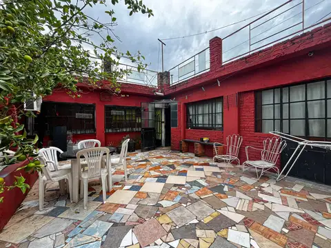 VENTA - Casa de 2 dormitorios con patio y cochera. Ludueña Rosario.