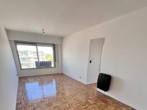 Departamento de tres ambientes sobre la Av. Maipú.