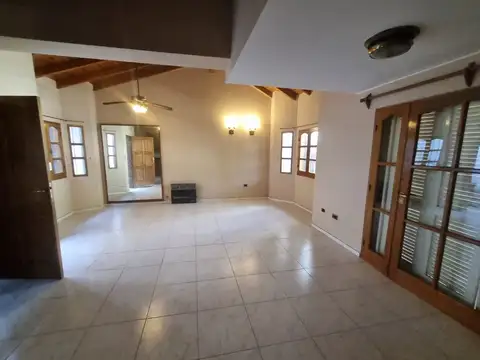 Casa en Alquiler con 2 cocheras