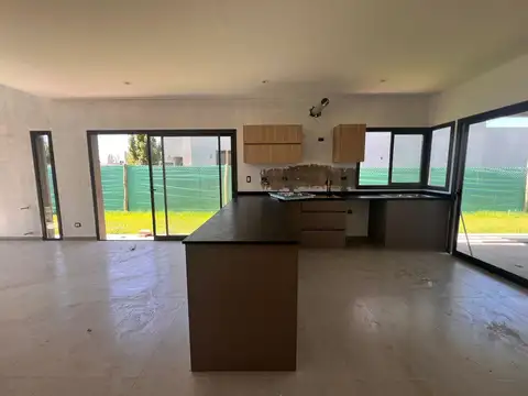 Casa 4 ambientes con 2 baños
